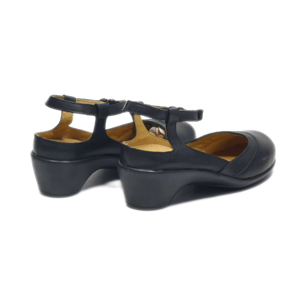 Avera Flat Sandals Leather Black Colour For Women